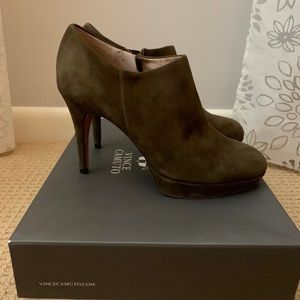 Vince Camuto Olive Suede Booties, size 6